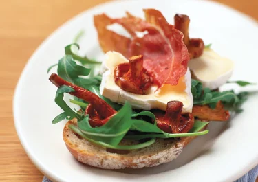 Lantbröd med kantareller och rucola
