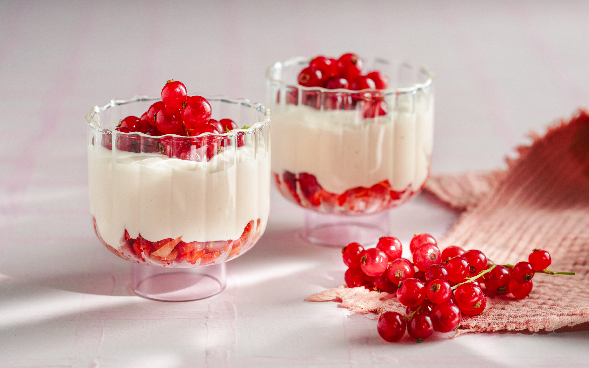 Rosa pannacotta med smak av jordgubb