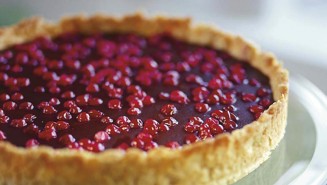 Suklaa-toffee-puolukkapiirakka