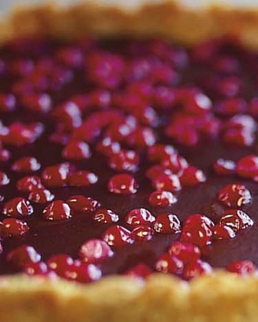 Suklaa toffee puolukkapiirakka Ohje Ja Resepti Arla suklaa-toffee-puolukkapiirakka-ohje-ja-resepti-arla
