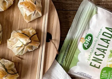 Saquitos rellenos de puerro, champiñones y Arla Ensalada en dados