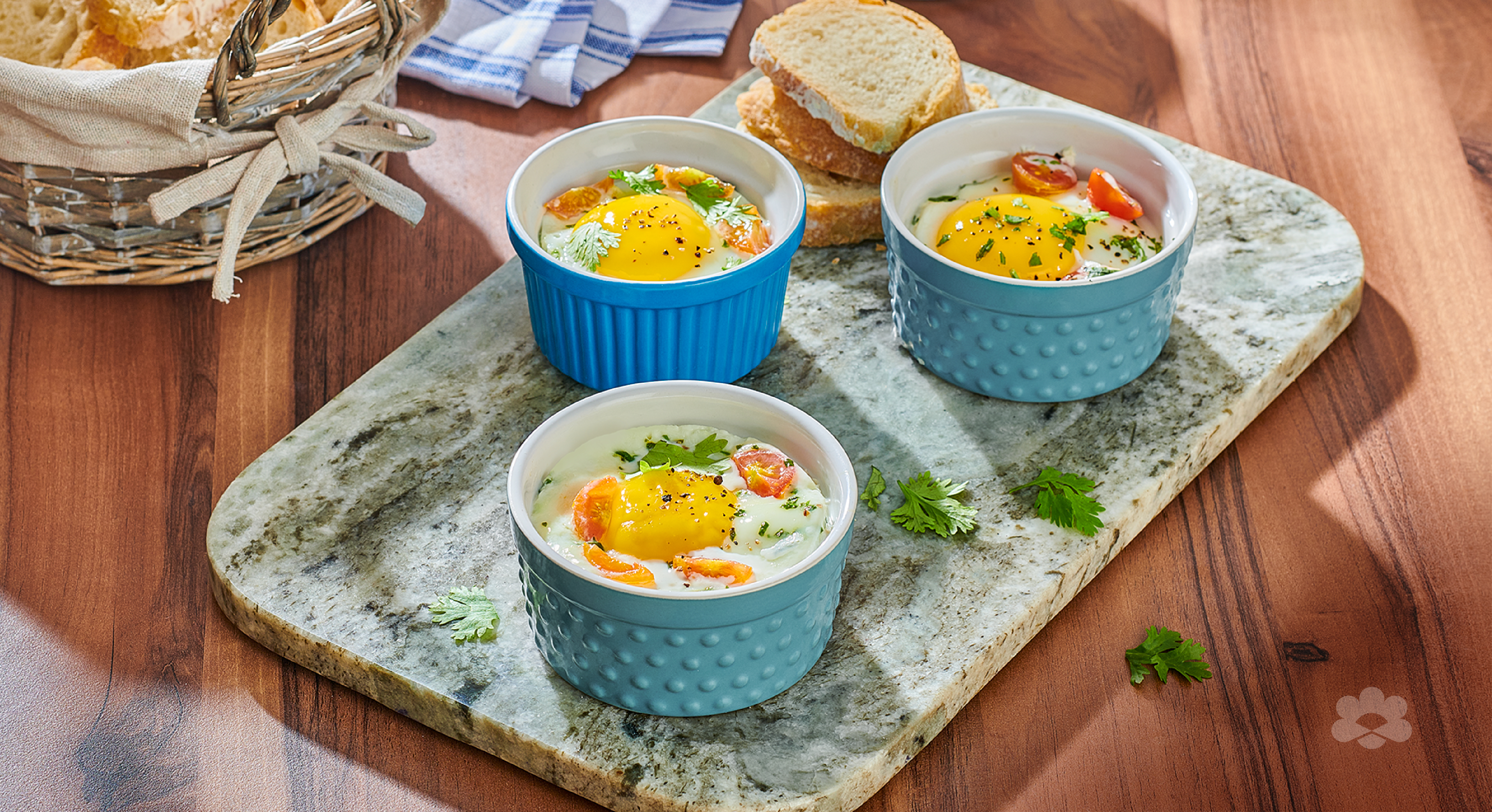 بيض مخبوز بالطماطم والكريمة