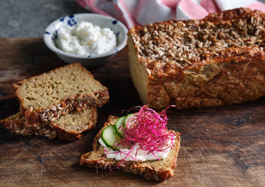 Proteiinipitoinen leipä raejuustolla