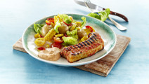 Grillede marinerede spareribs og kartoffelsalat med saftige majskerner