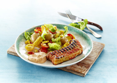 Grillede marinerede spareribs og kartoffelsalat med saftige majskerner