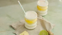 Witte chocolade eiwitshake met mangoschuim