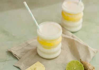 Weißer Schokoladen-Proteinshake mit Mango-Schaum