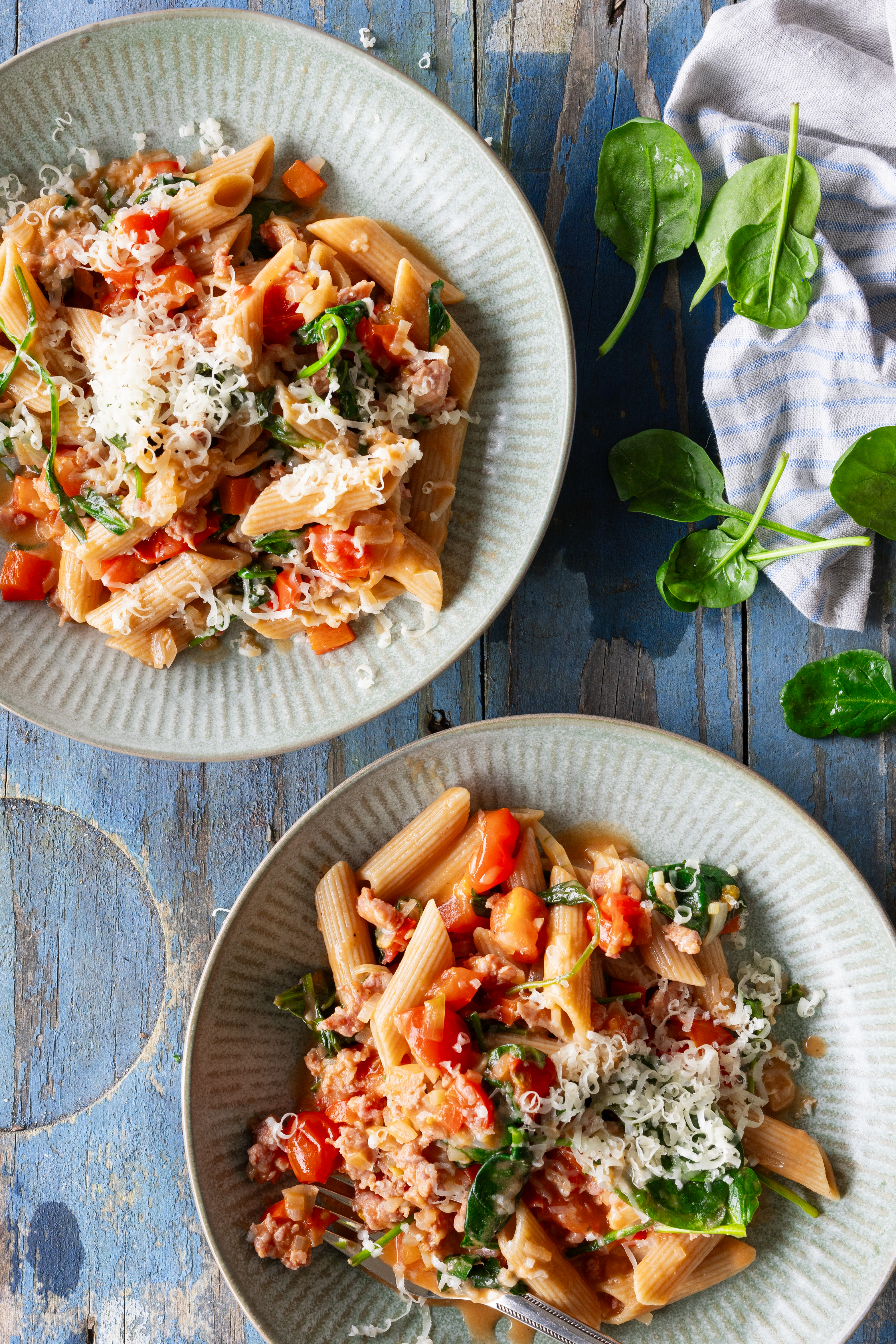 Pasta med salsiccia og friske tomater