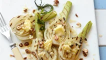Grillet fennikel med smør, revet ost og ristede nødder