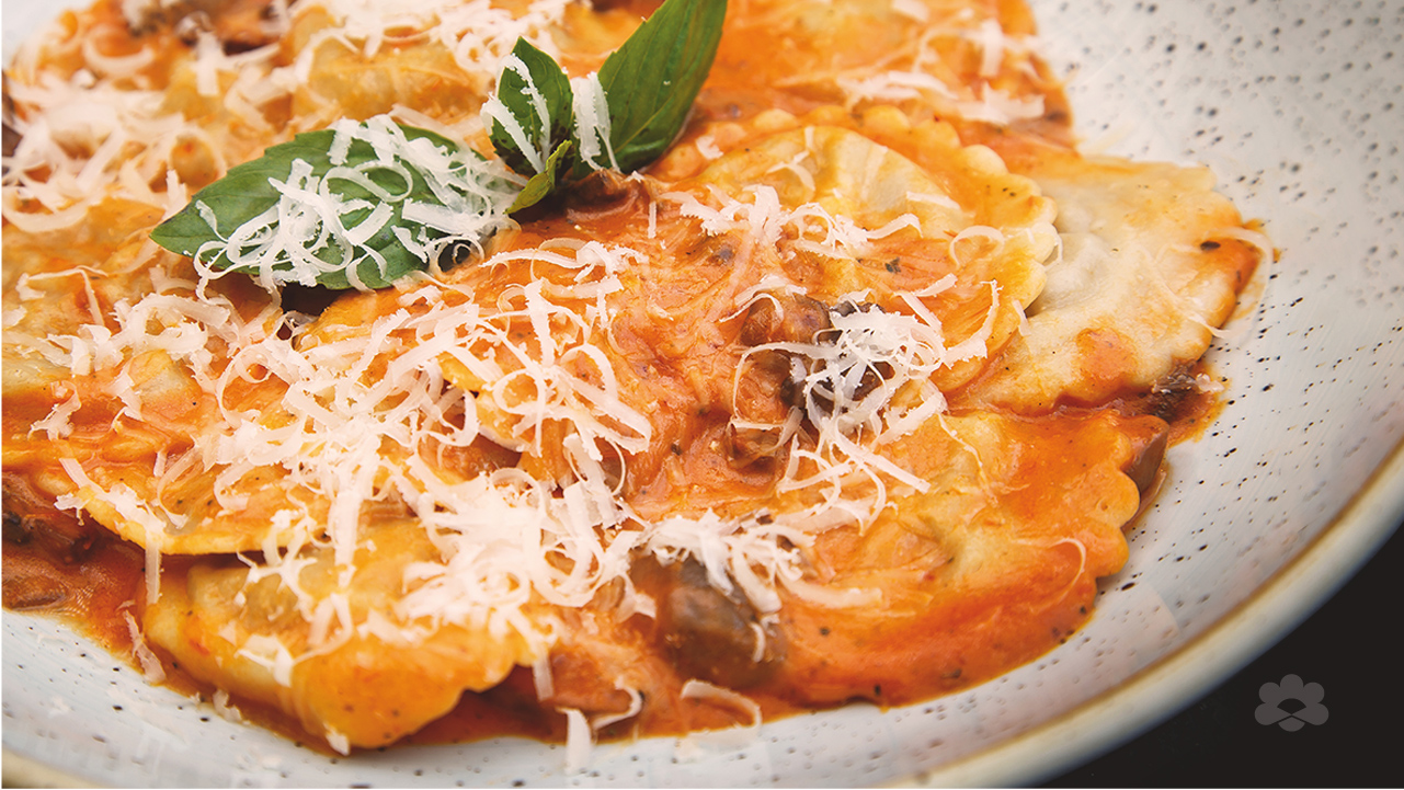 رافيولي مقرمش مع صلصة الطماطم  