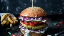 Falafel Burger mit schnellem Zwiebelpickle
