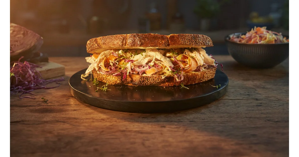 Sándwich de pollo con ensalada de col