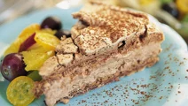 Fryst marängtårta med choklad