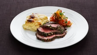 Lammstek med jordärtskocksgratäng och tomatsalsa