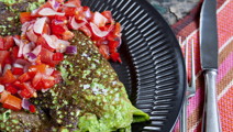 Grøn omelet med rød salsa