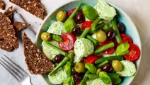 Kartoffelsalat med tomater, bønner og oliven
