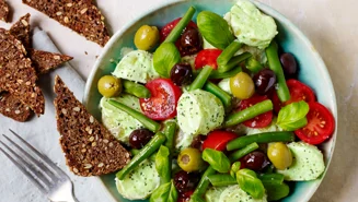 Kartoffelsalat med tomater, bønner og oliven