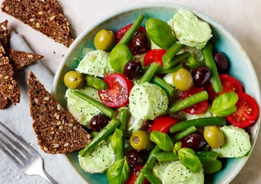 Kartoffelsalat med tomater, bønner og oliven