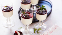 Kaneli-puolukka panna cotta