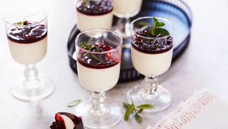 Kaneli-puolukka panna cotta
