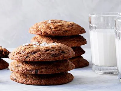 Klassiska cookies med chokladbitar i. Lite sega och perfekta till fikat. Lite flingsalt på toppen ger en god brytning till allt det söta.