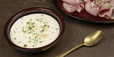 Poimi annostesi osaksi kastike, jossa piparjuuren potku ja omenan makeus kohtaavat.