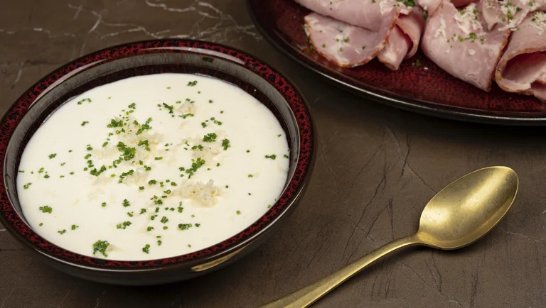 Piparjuuri-omena crème fraîche-kastike