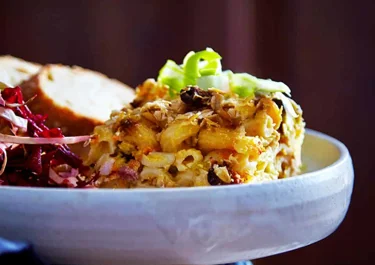Macarrones con queso cheddar, verduras y bacon