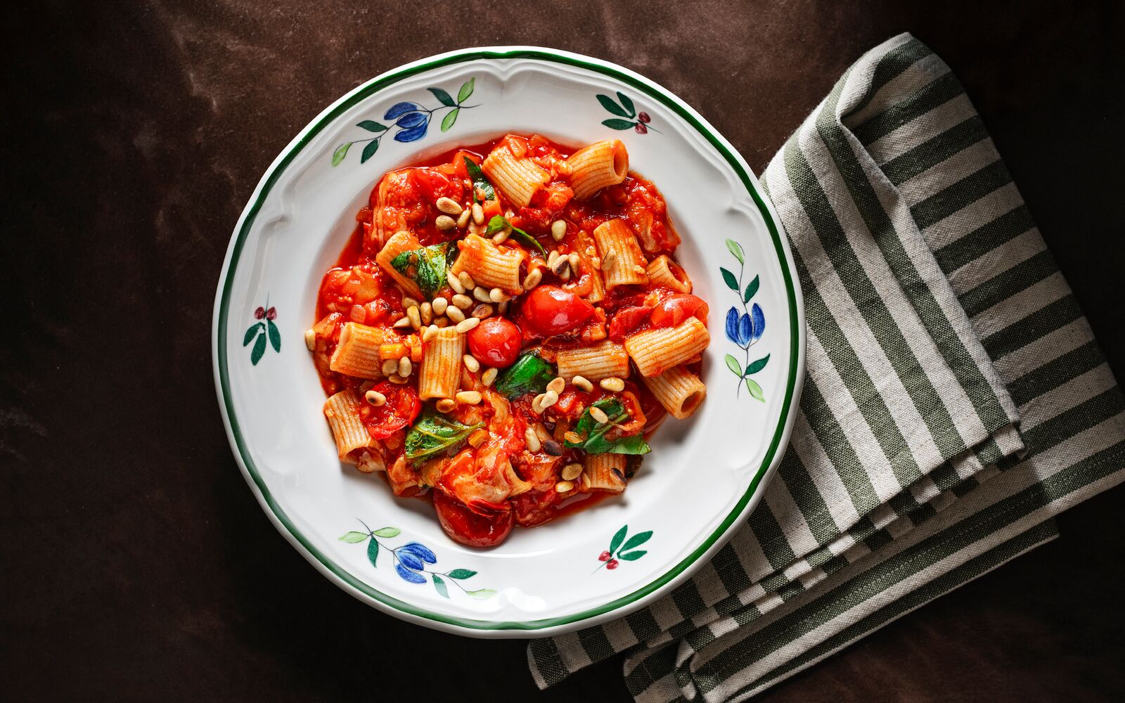 Het tomatpasta med pinjenötter och ost