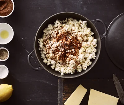 Chili cheese popcorn with grated Havarti