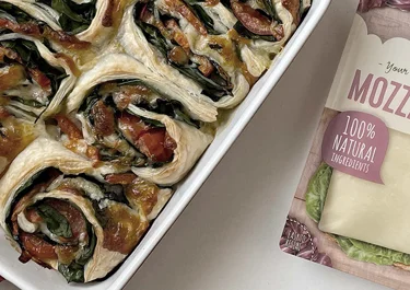Rolls de hojaldre Caprese con Arla Queso en lonchas Mozzarella