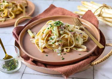 Pasta with white asparagus