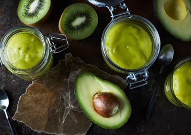 Grön smoothie med avokado och kiwi