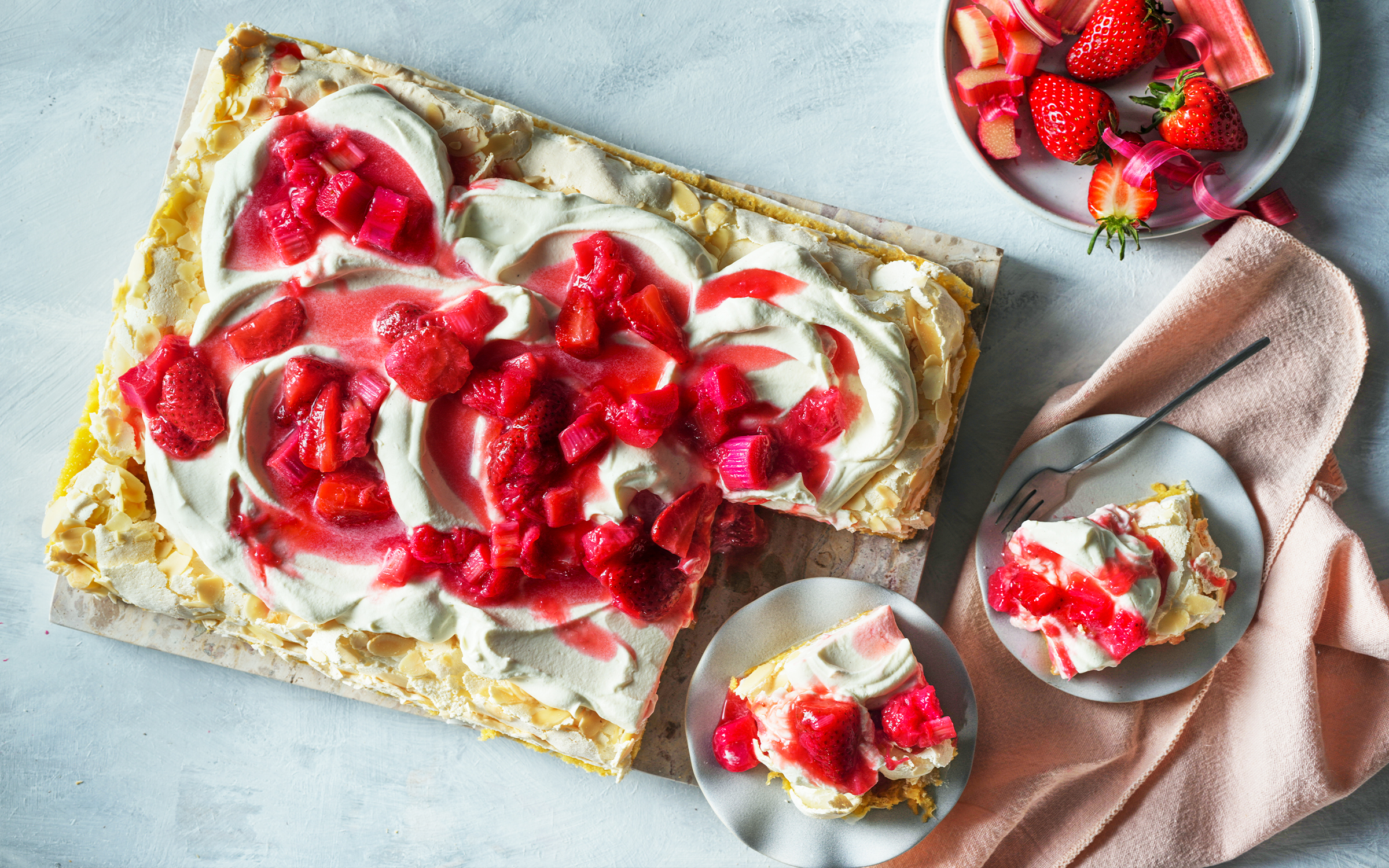 Marängtårta med rabarber och jordgubbar