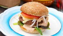 Hemmagjorda hamburgare med barbecuedressing