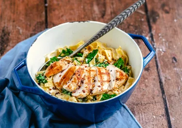 Fettuccine Alfredo met broccoli en kip