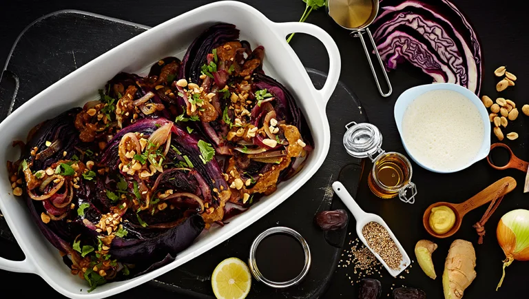 Bagte rødkålschunks med ingefær og sesamdip