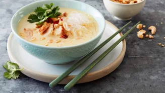 Thaisoppa med kyckling och glasnudlar