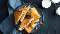 Toast med nötcreme banan och jordnötter