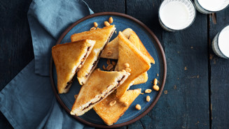 Toast med nötcreme banan och jordnötter