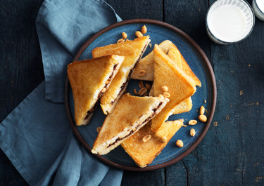 Toast med nötcreme banan och jordnötter