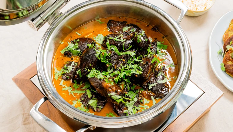 Haudutettu vasikanposki ja pippurikermakastike