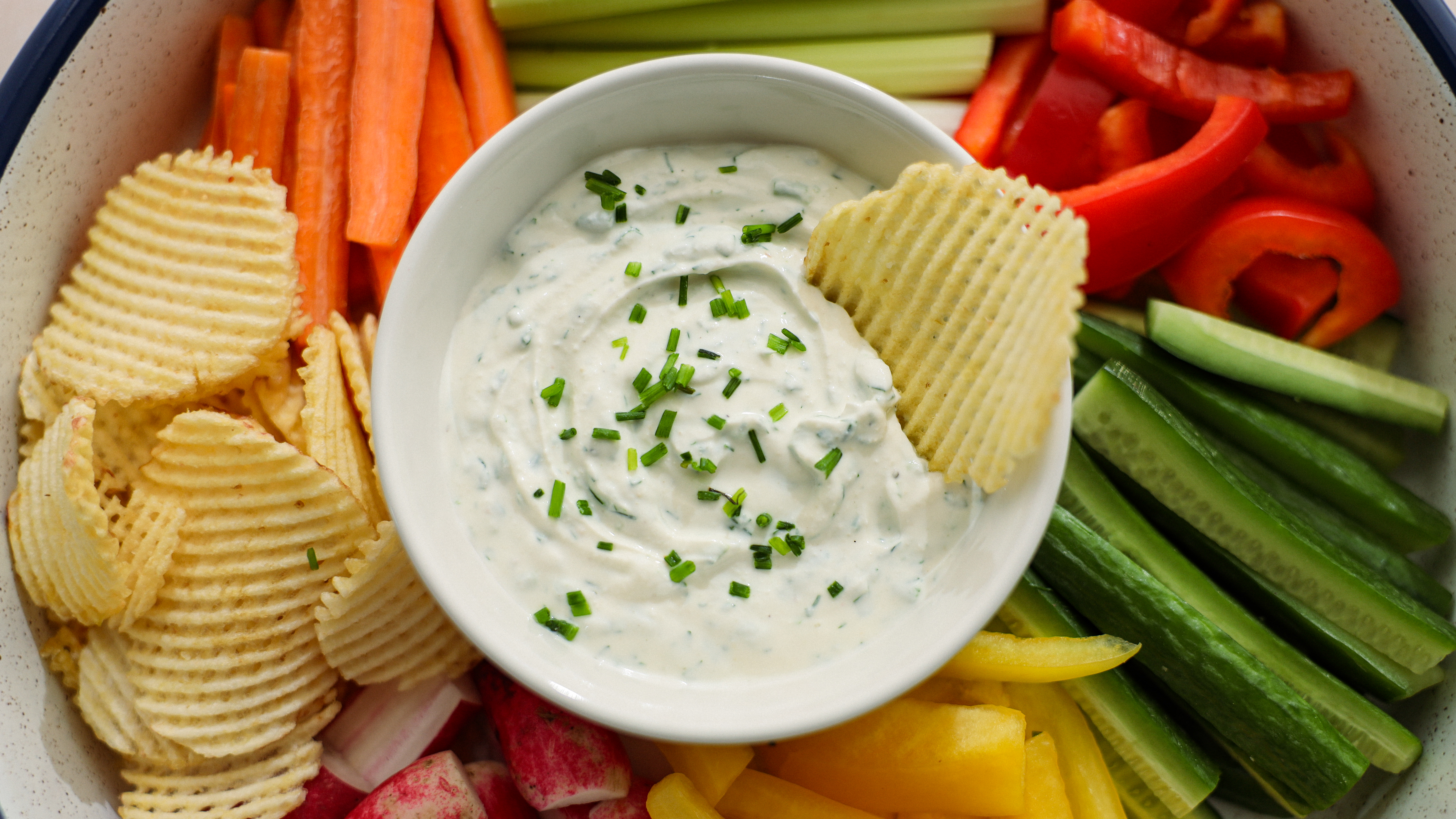 Ranch-Dip mit Skyr und frischen Kräutern