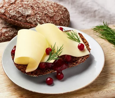 Castello® Gouda, jälkiuunileipä ja puolukkahillo