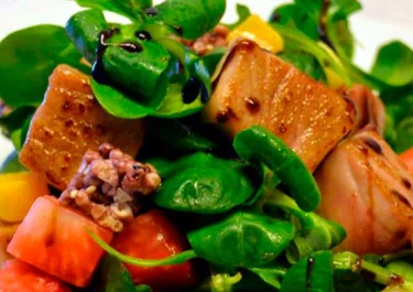Ensalada de atún con fresas y arroz morado