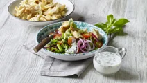 Asperge-tomaatsalade met knoflookcroutons
