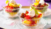 Fruktsallad med ananas, mandel och vispad grädde