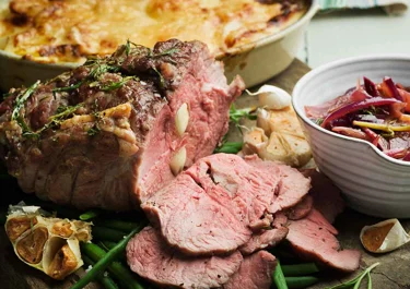 Vitlöksspäckad lammstek med potatisgratäng och rödvinskokt rödlök