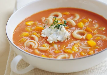 Tomatsoppa med paprika och pasta
