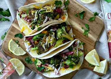 Tacos de brócoli asado, aguacate y queso